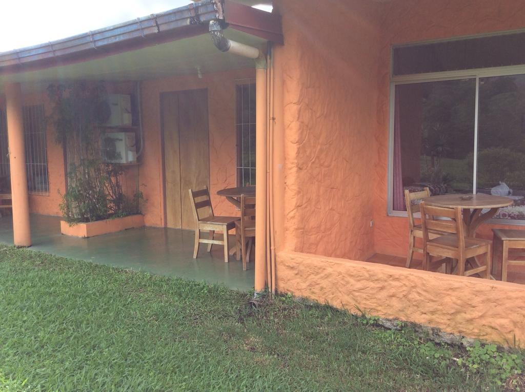 Cabinas Los Guayabos Hotel La Fortuna Bagian luar foto
