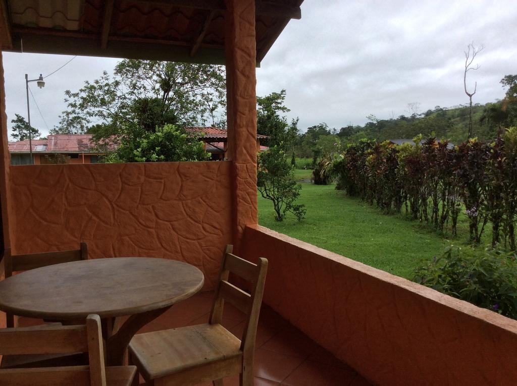 Cabinas Los Guayabos Hotel La Fortuna Bagian luar foto