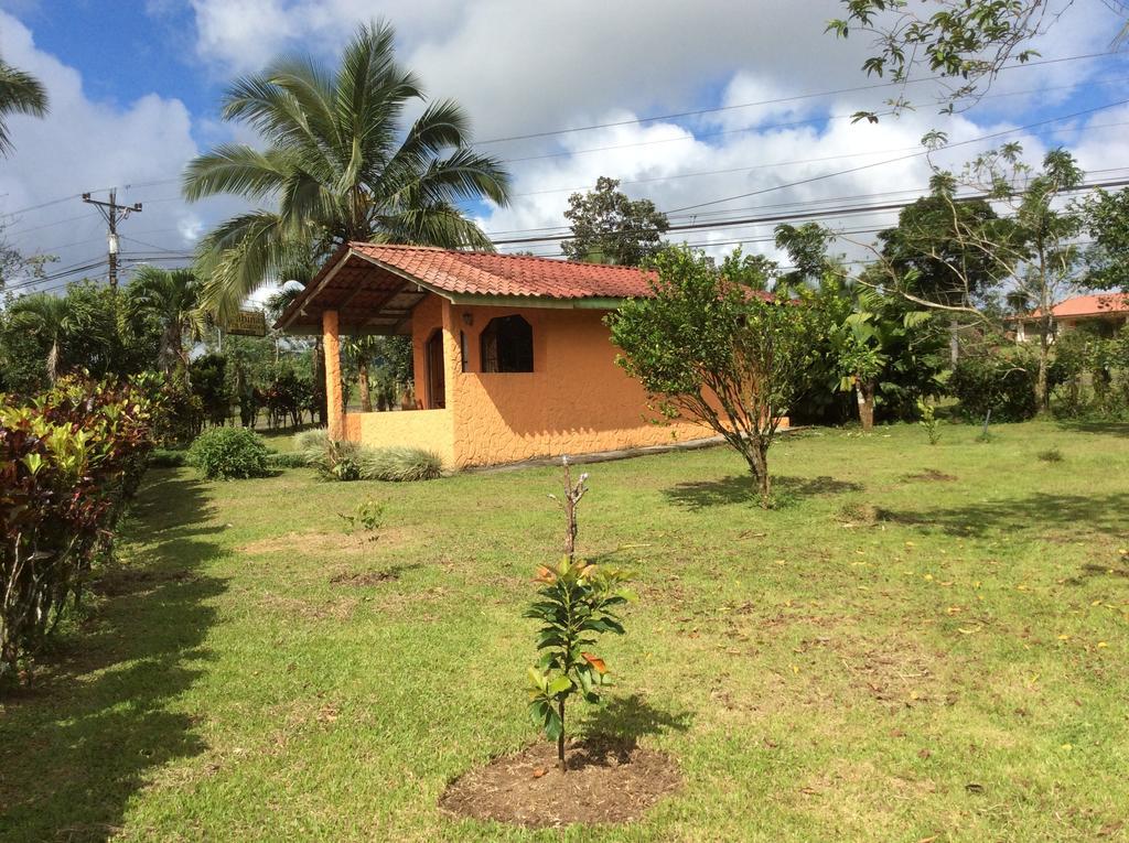 Cabinas Los Guayabos Hotel La Fortuna Bagian luar foto