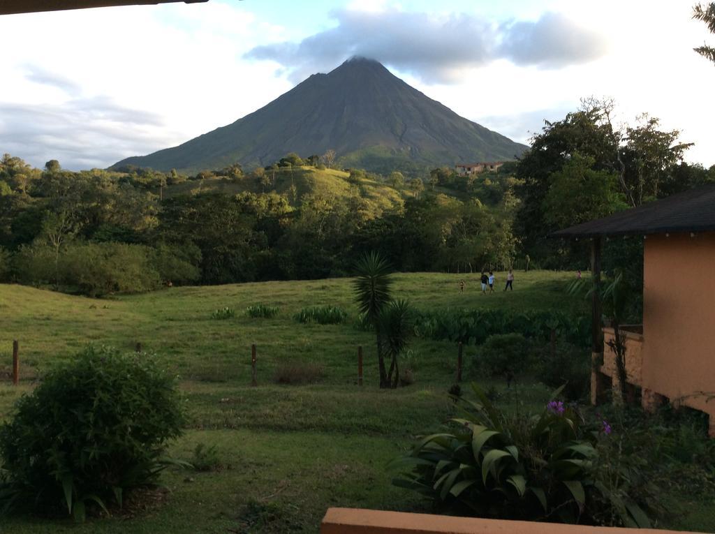 Cabinas Los Guayabos Hotel La Fortuna Bagian luar foto