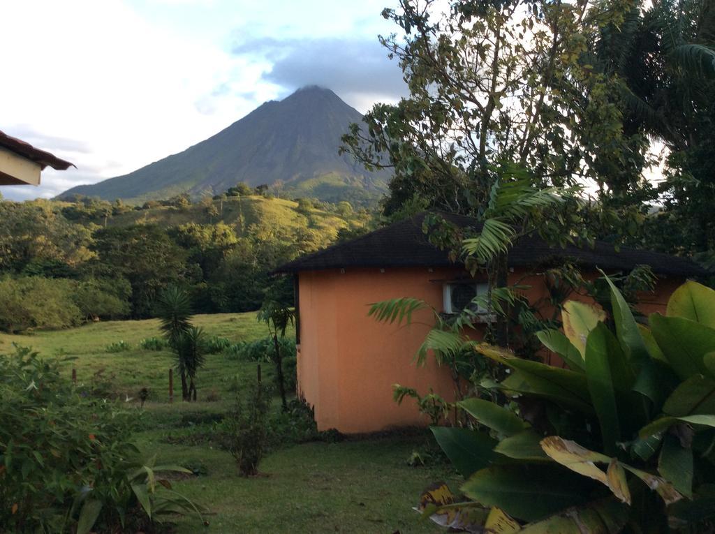Cabinas Los Guayabos Hotel La Fortuna Bagian luar foto