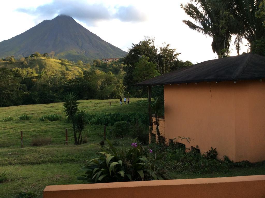 Cabinas Los Guayabos Hotel La Fortuna Bagian luar foto