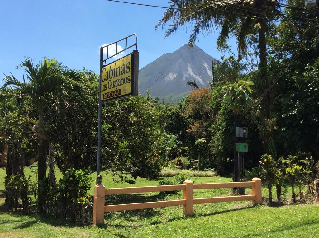 Cabinas Los Guayabos Hotel La Fortuna Bagian luar foto