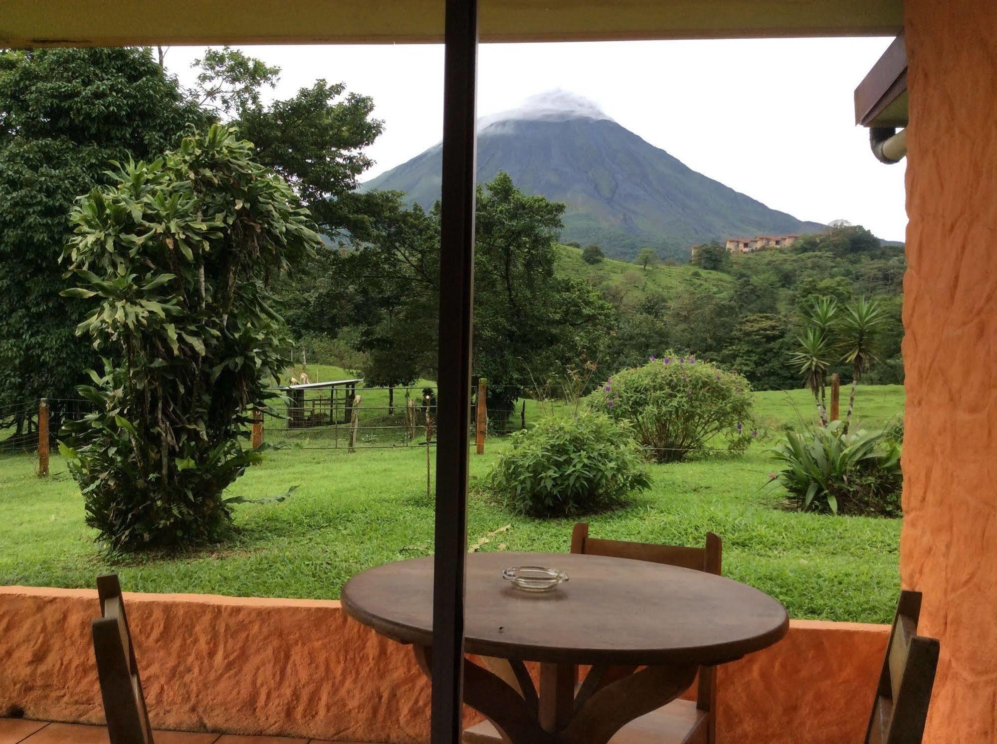 Cabinas Los Guayabos Hotel La Fortuna Bagian luar foto