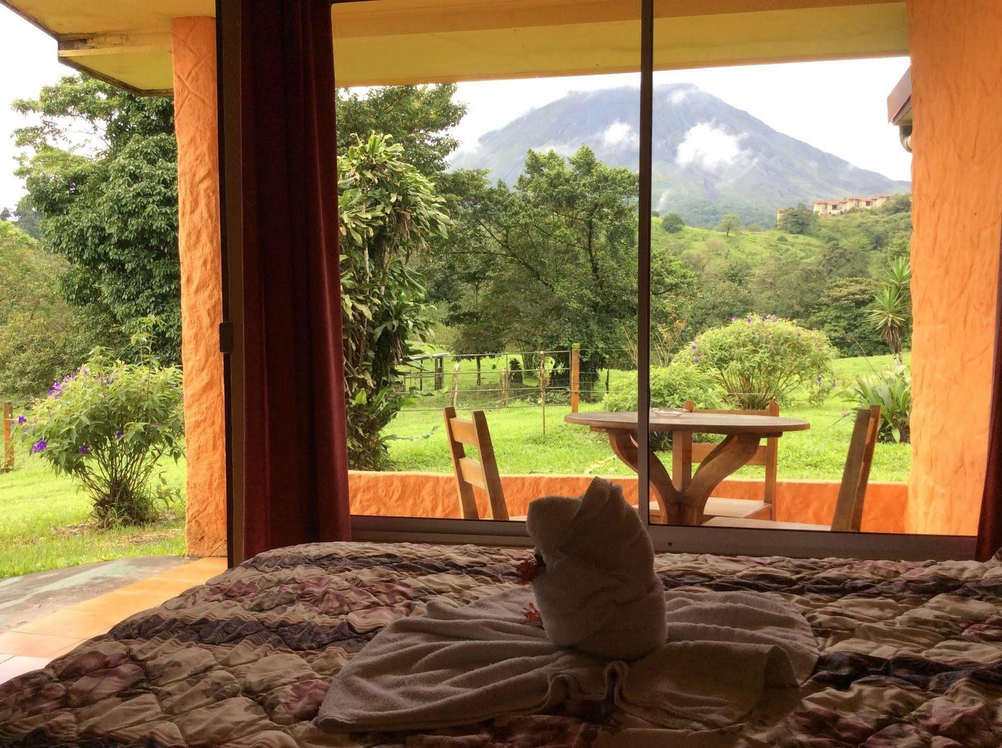 Cabinas Los Guayabos Hotel La Fortuna Bagian luar foto