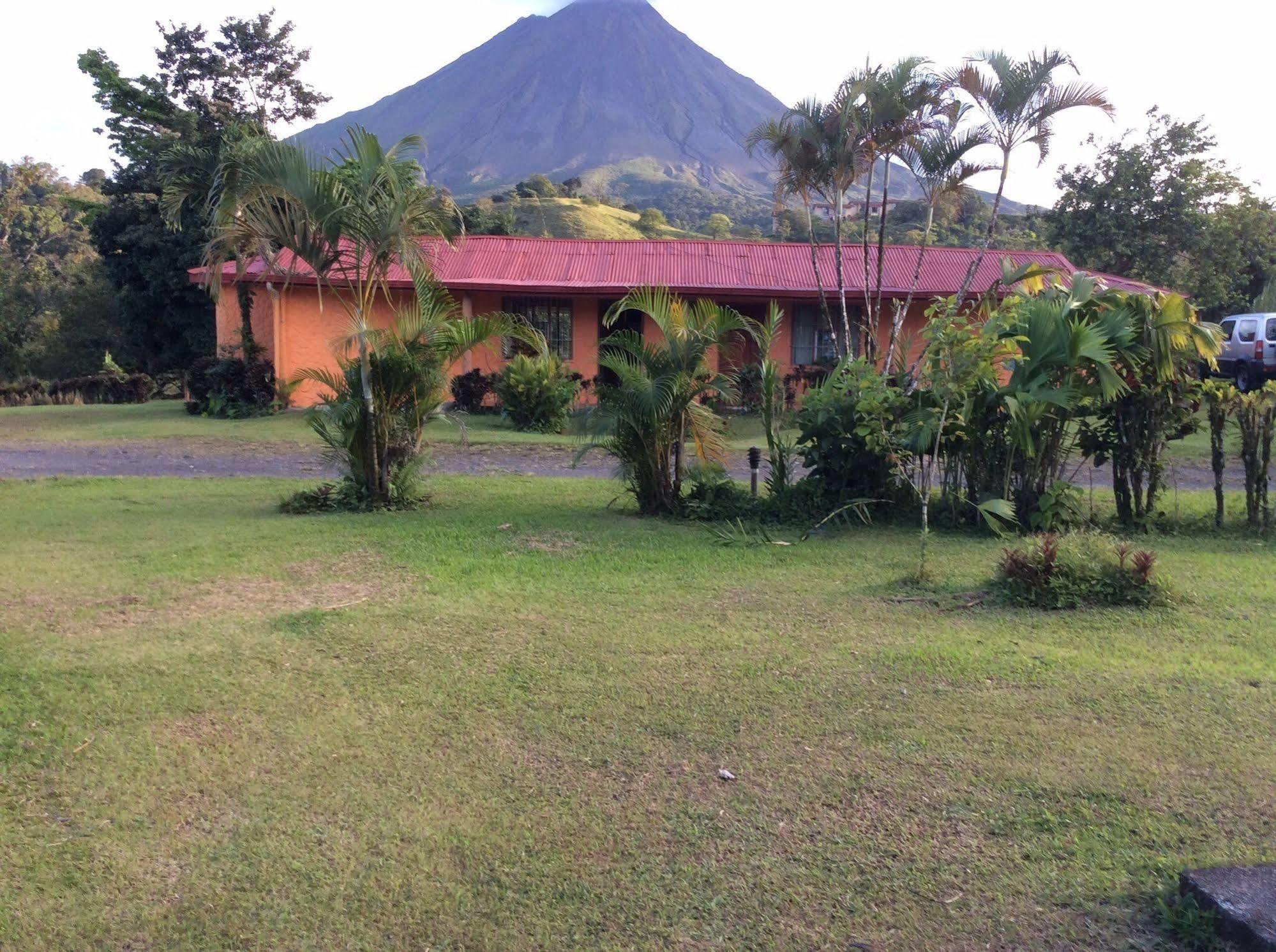 Cabinas Los Guayabos Hotel La Fortuna Bagian luar foto
