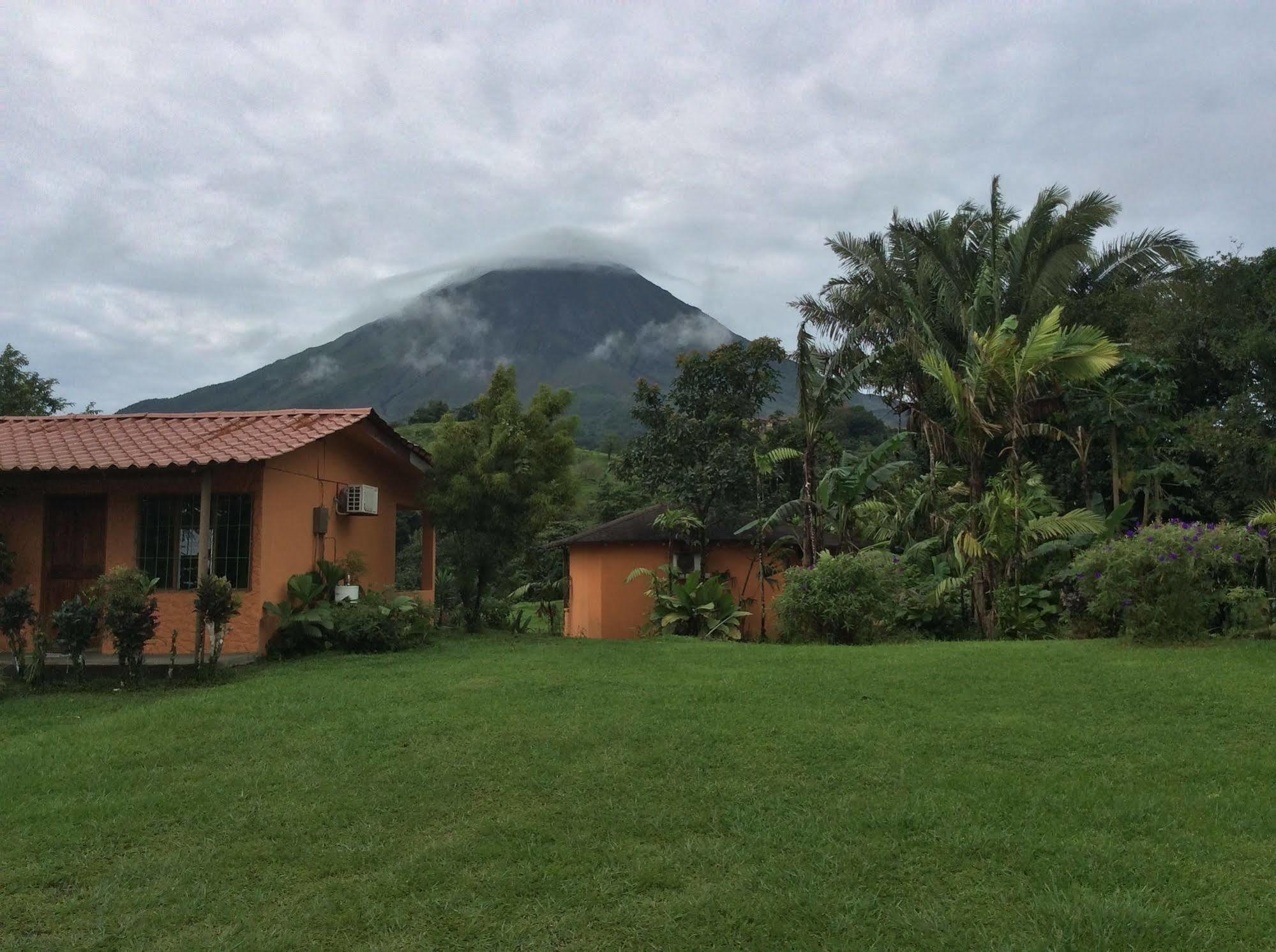Cabinas Los Guayabos Hotel La Fortuna Bagian luar foto