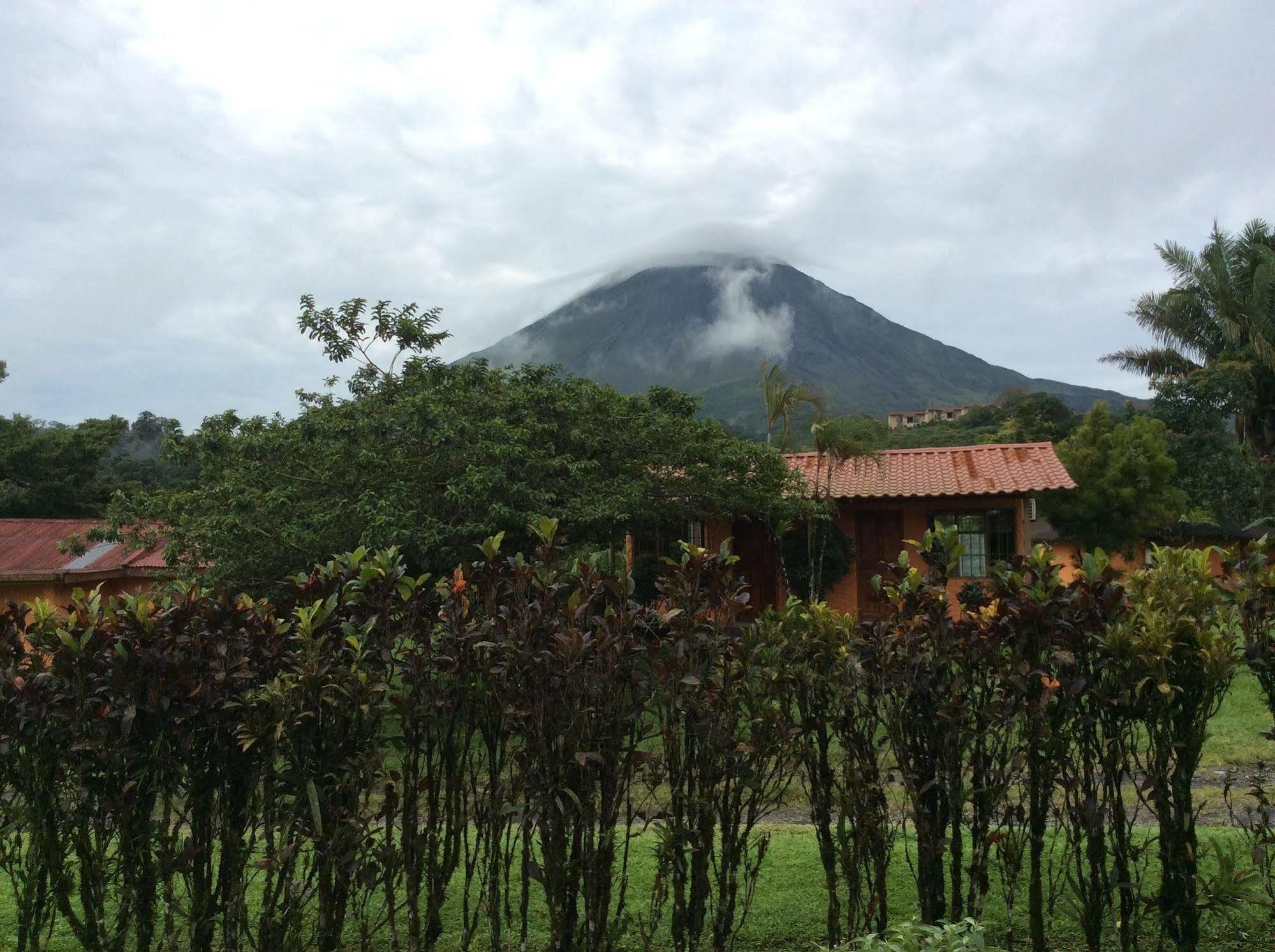 Cabinas Los Guayabos Hotel La Fortuna Bagian luar foto
