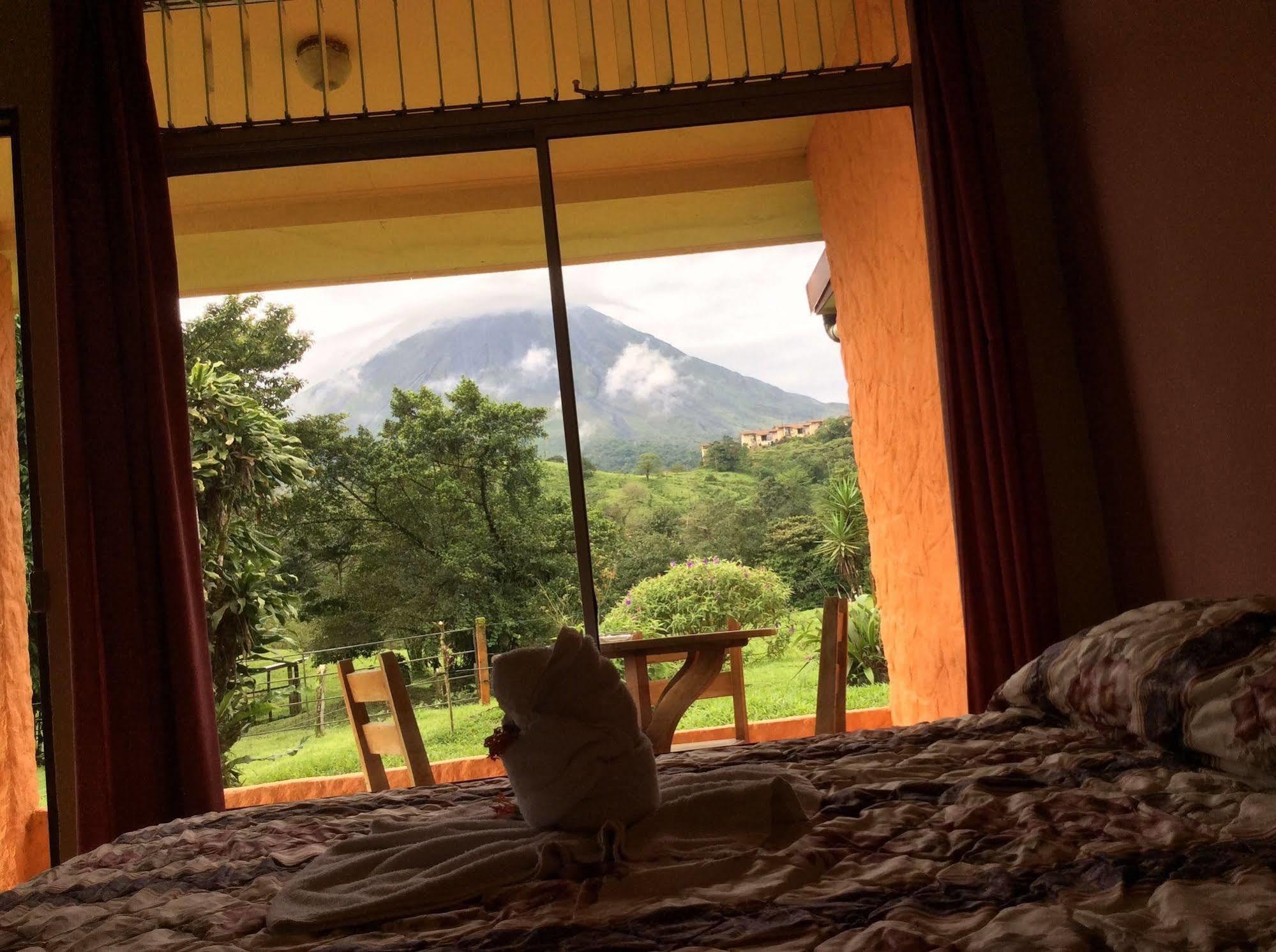 Cabinas Los Guayabos Hotel La Fortuna Bagian luar foto