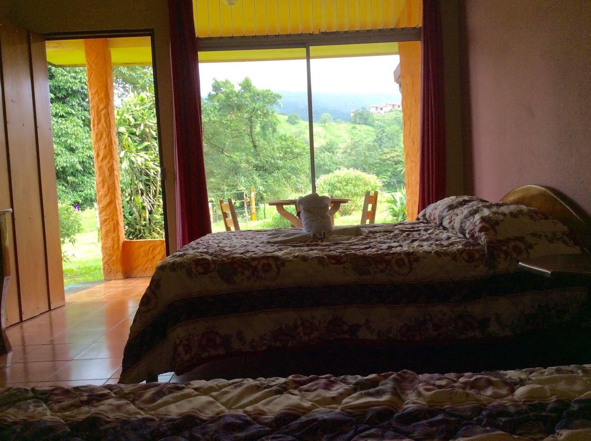 Cabinas Los Guayabos Hotel La Fortuna Bagian luar foto