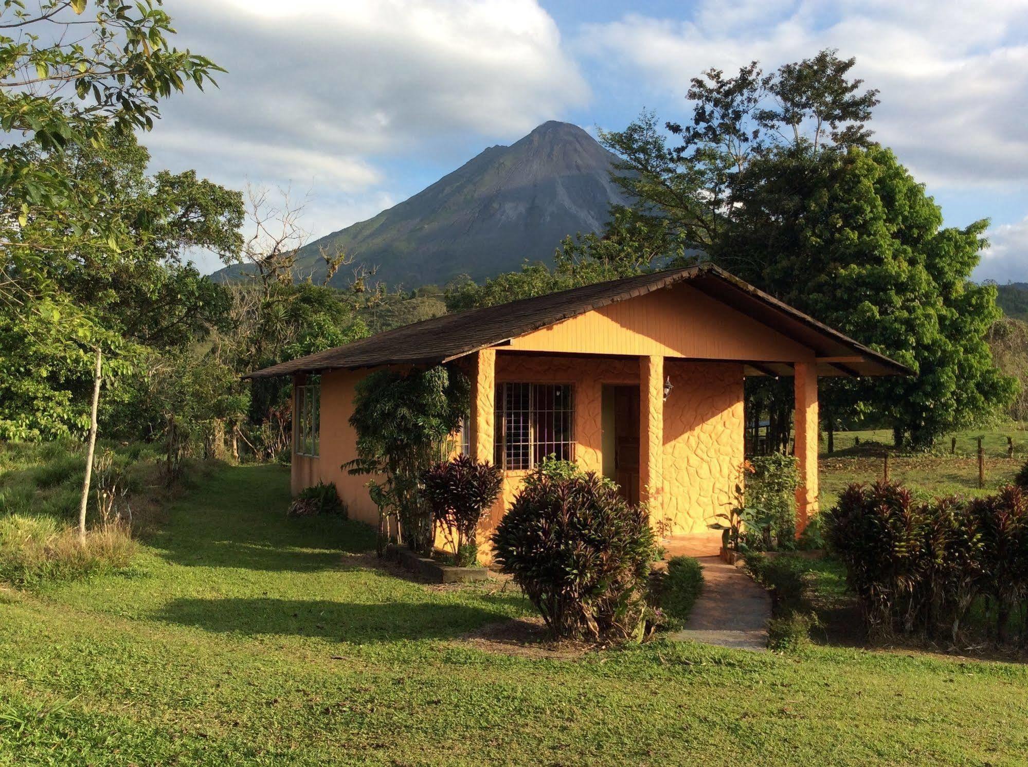 Cabinas Los Guayabos Hotel La Fortuna Bagian luar foto
