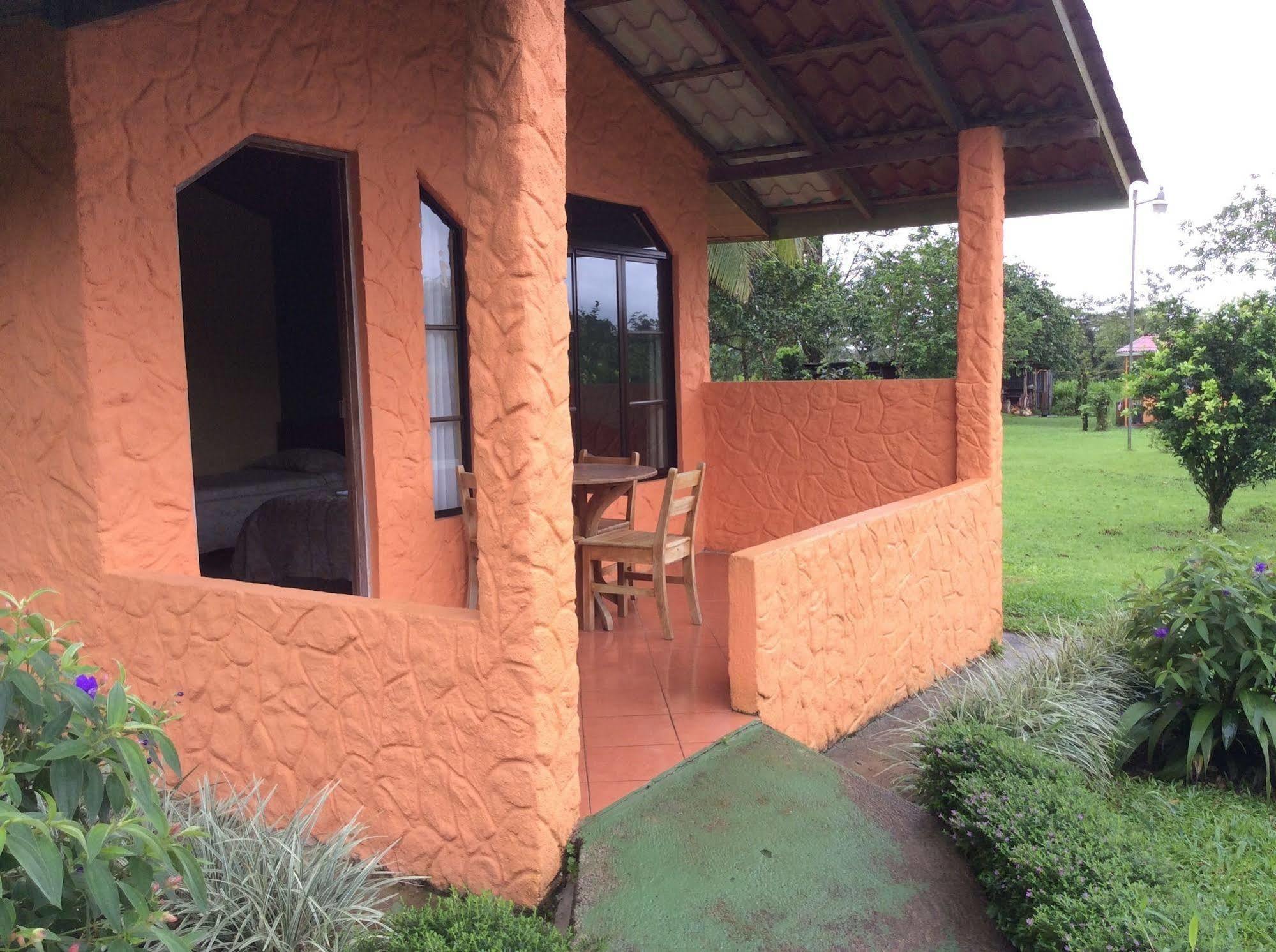 Cabinas Los Guayabos Hotel La Fortuna Bagian luar foto
