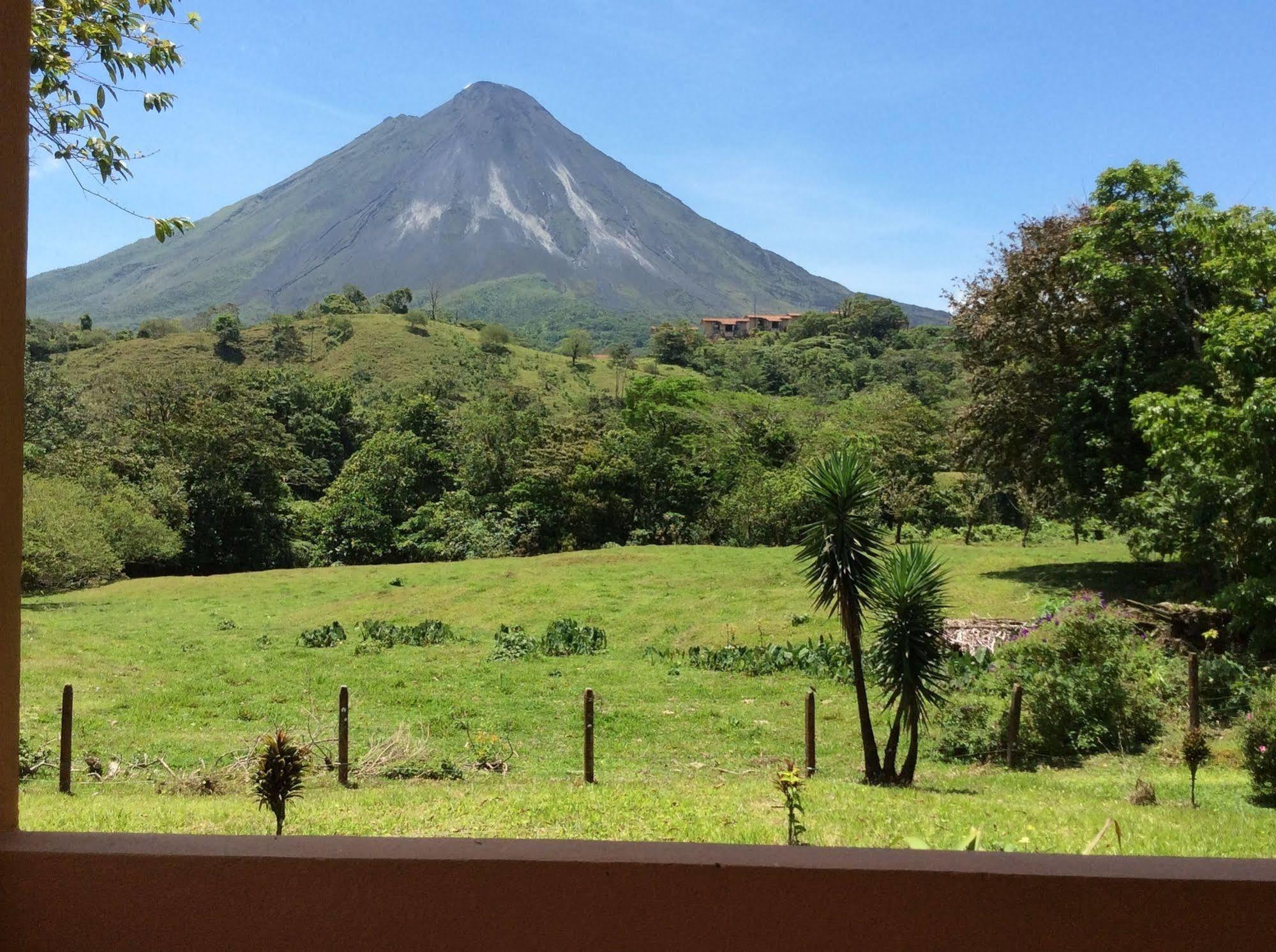 Cabinas Los Guayabos Hotel La Fortuna Bagian luar foto