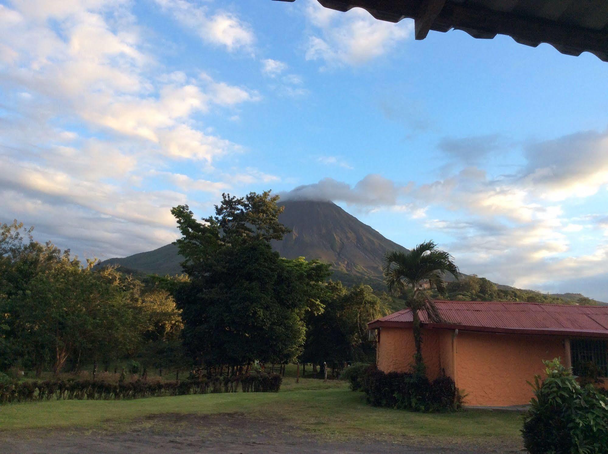 Cabinas Los Guayabos Hotel La Fortuna Bagian luar foto