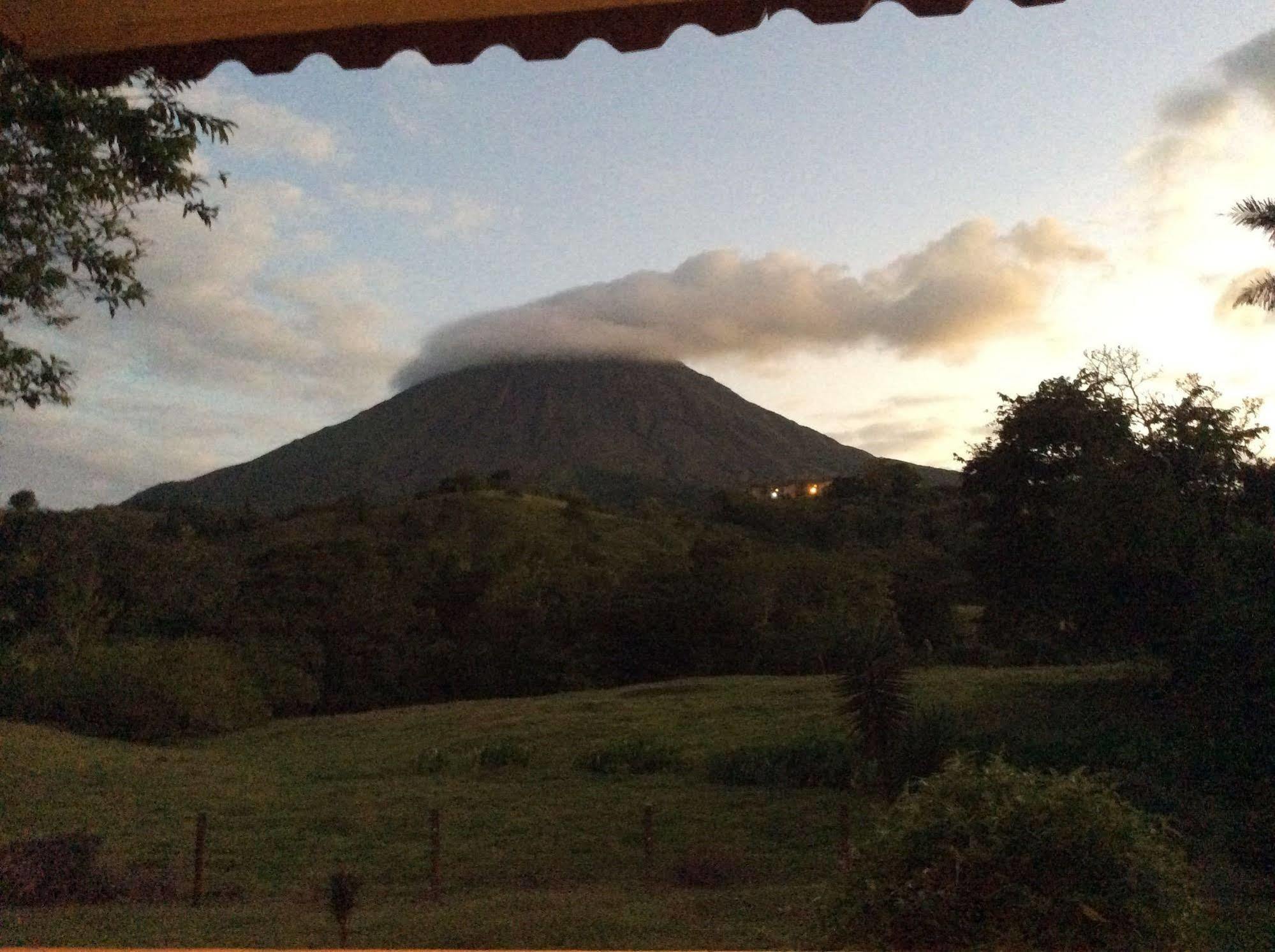 Cabinas Los Guayabos Hotel La Fortuna Bagian luar foto