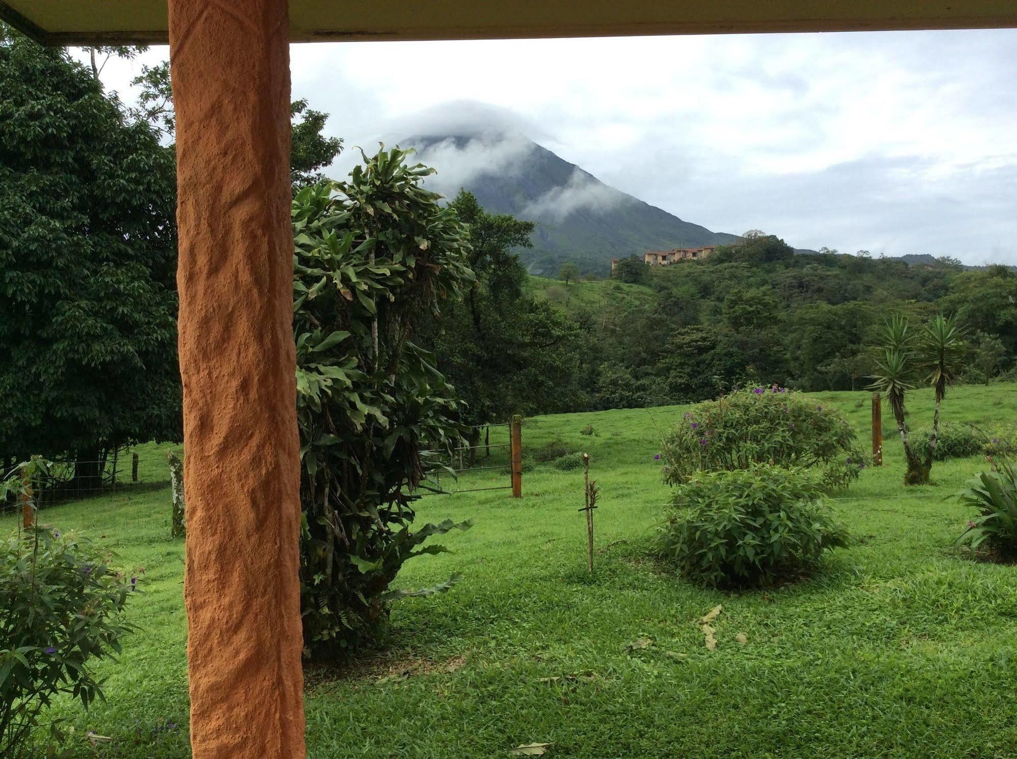 Cabinas Los Guayabos Hotel La Fortuna Bagian luar foto