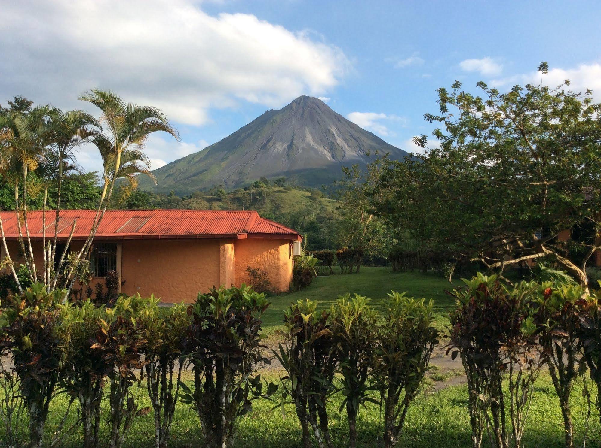 Cabinas Los Guayabos Hotel La Fortuna Bagian luar foto