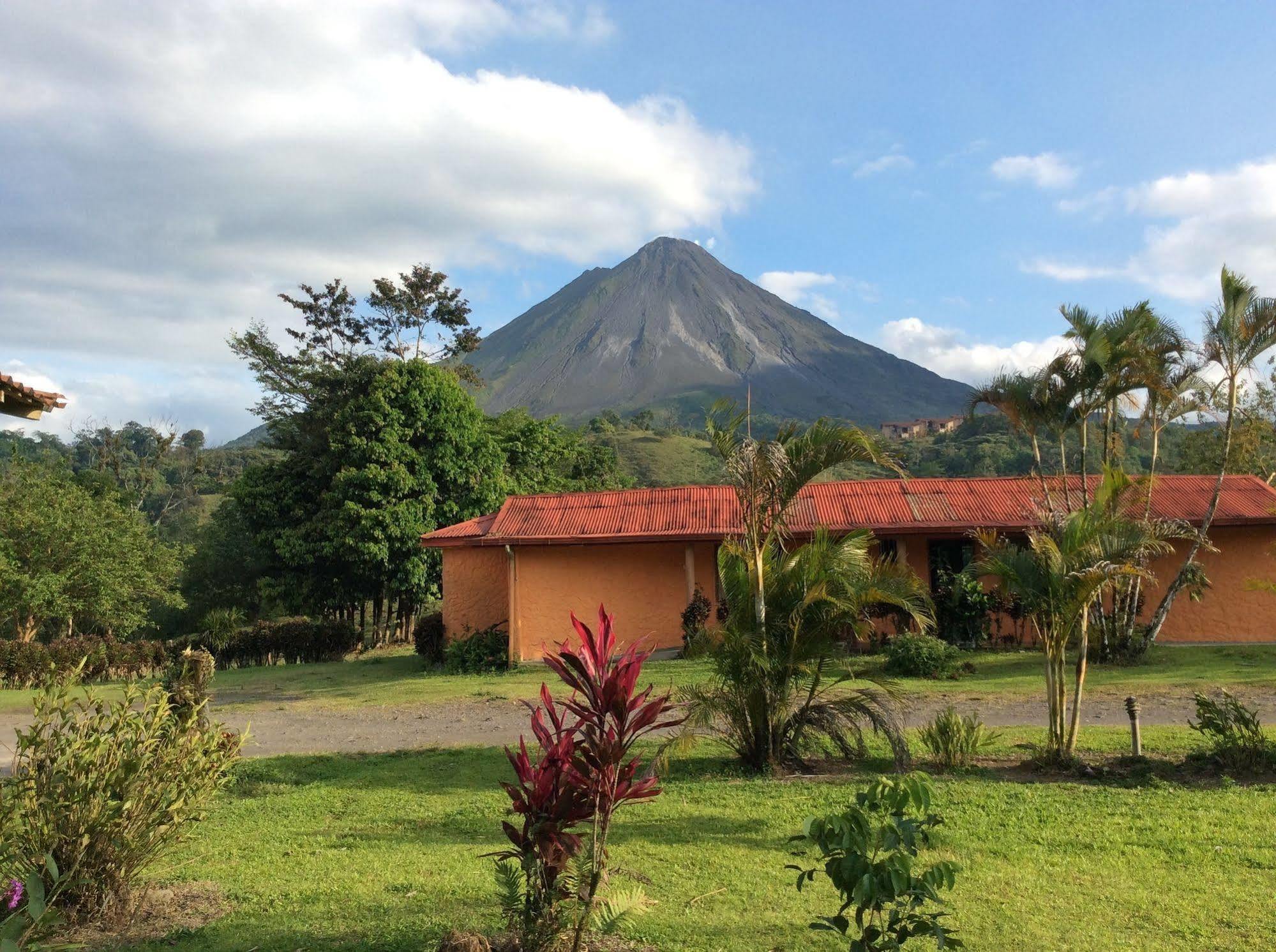Cabinas Los Guayabos Hotel La Fortuna Bagian luar foto