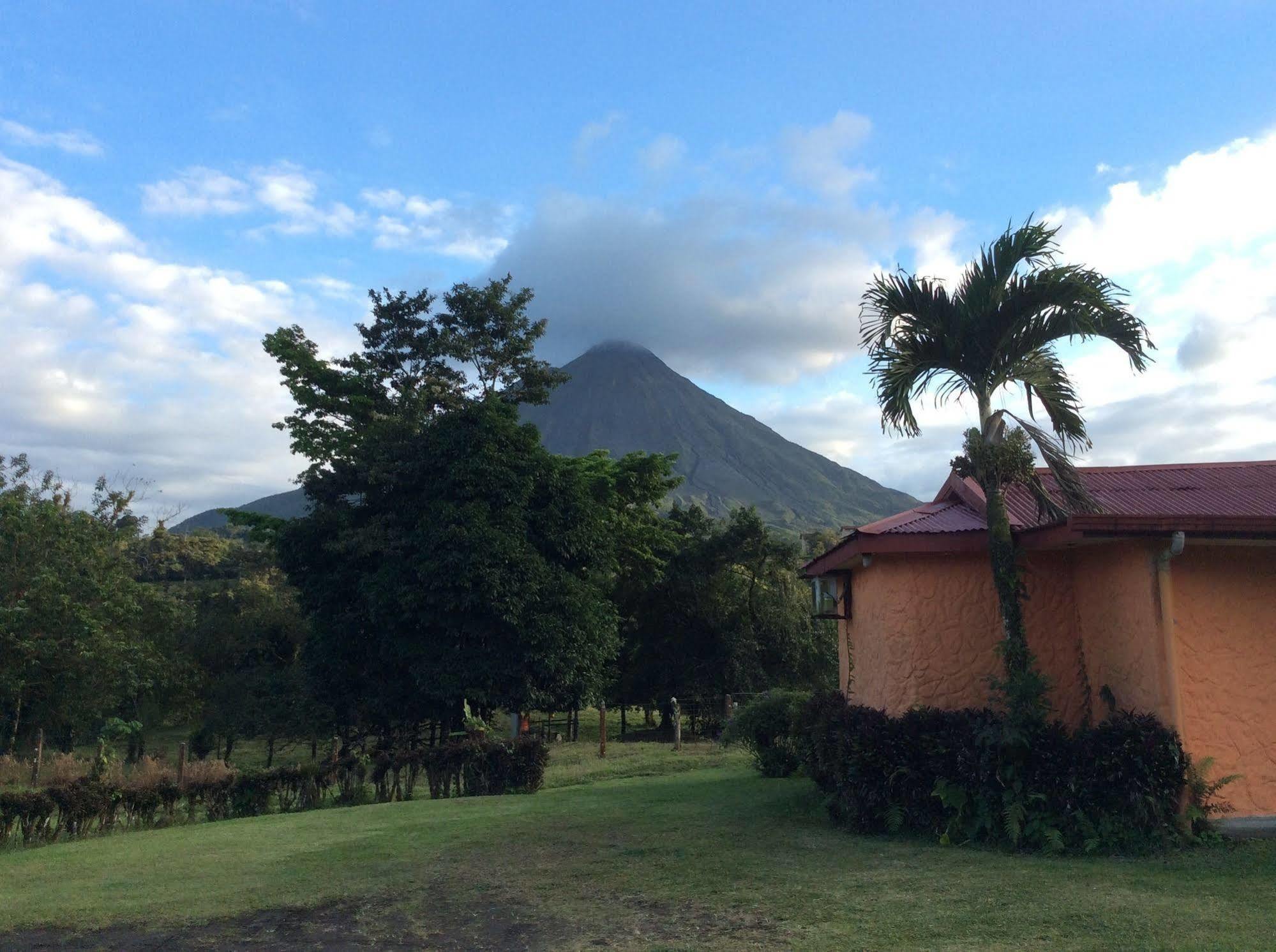 Cabinas Los Guayabos Hotel La Fortuna Bagian luar foto