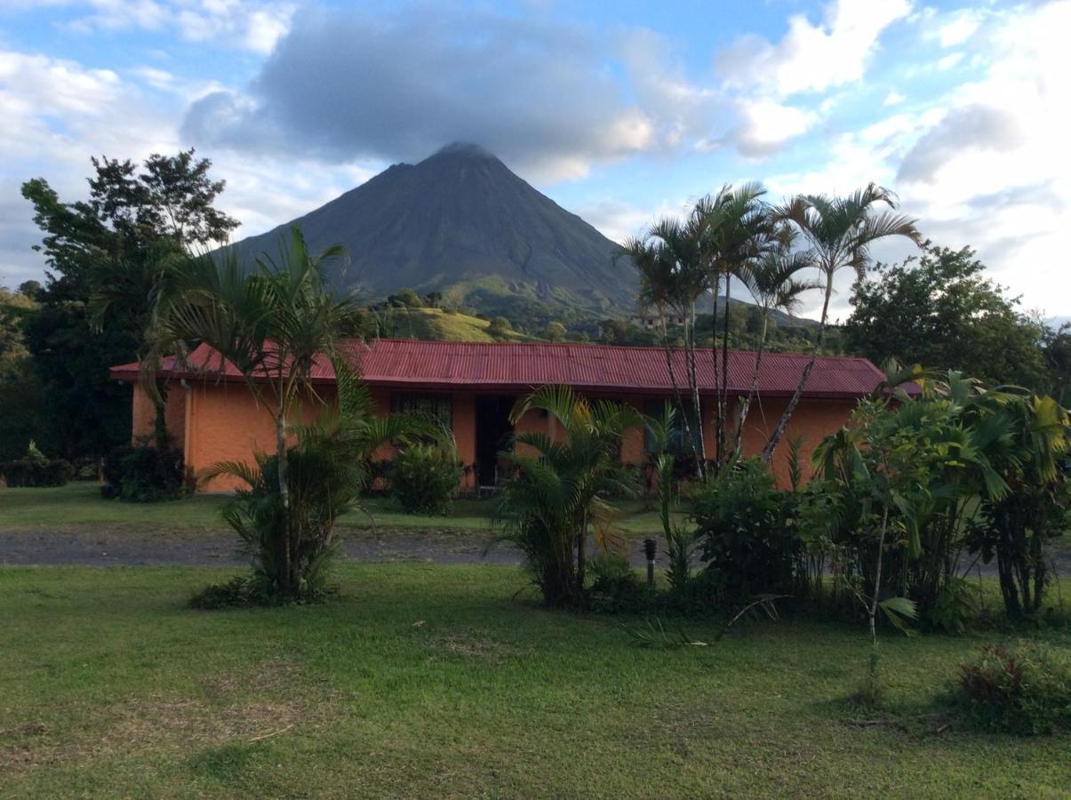 Cabinas Los Guayabos Hotel La Fortuna Bagian luar foto