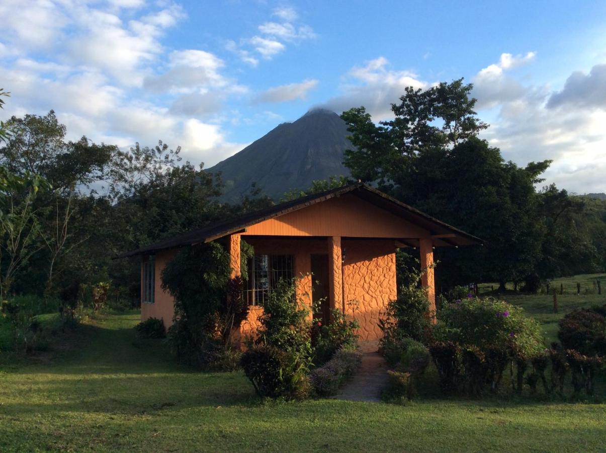 Cabinas Los Guayabos Hotel La Fortuna Bagian luar foto