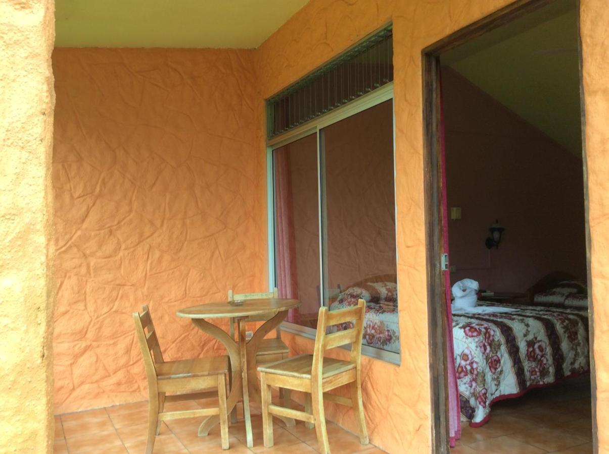 Cabinas Los Guayabos Hotel La Fortuna Bagian luar foto