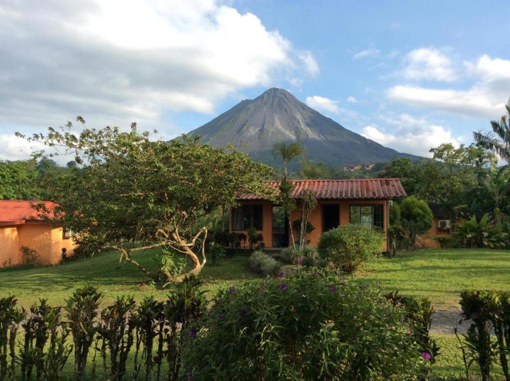Cabinas Los Guayabos Hotel La Fortuna Bagian luar foto