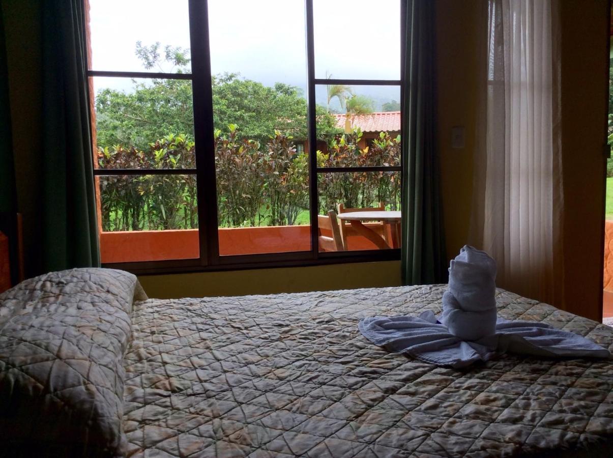 Cabinas Los Guayabos Hotel La Fortuna Bagian luar foto