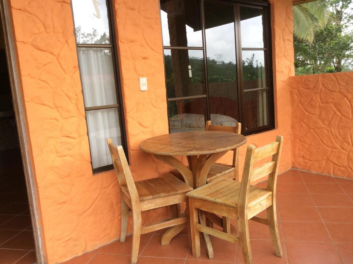 Cabinas Los Guayabos Hotel La Fortuna Bagian luar foto