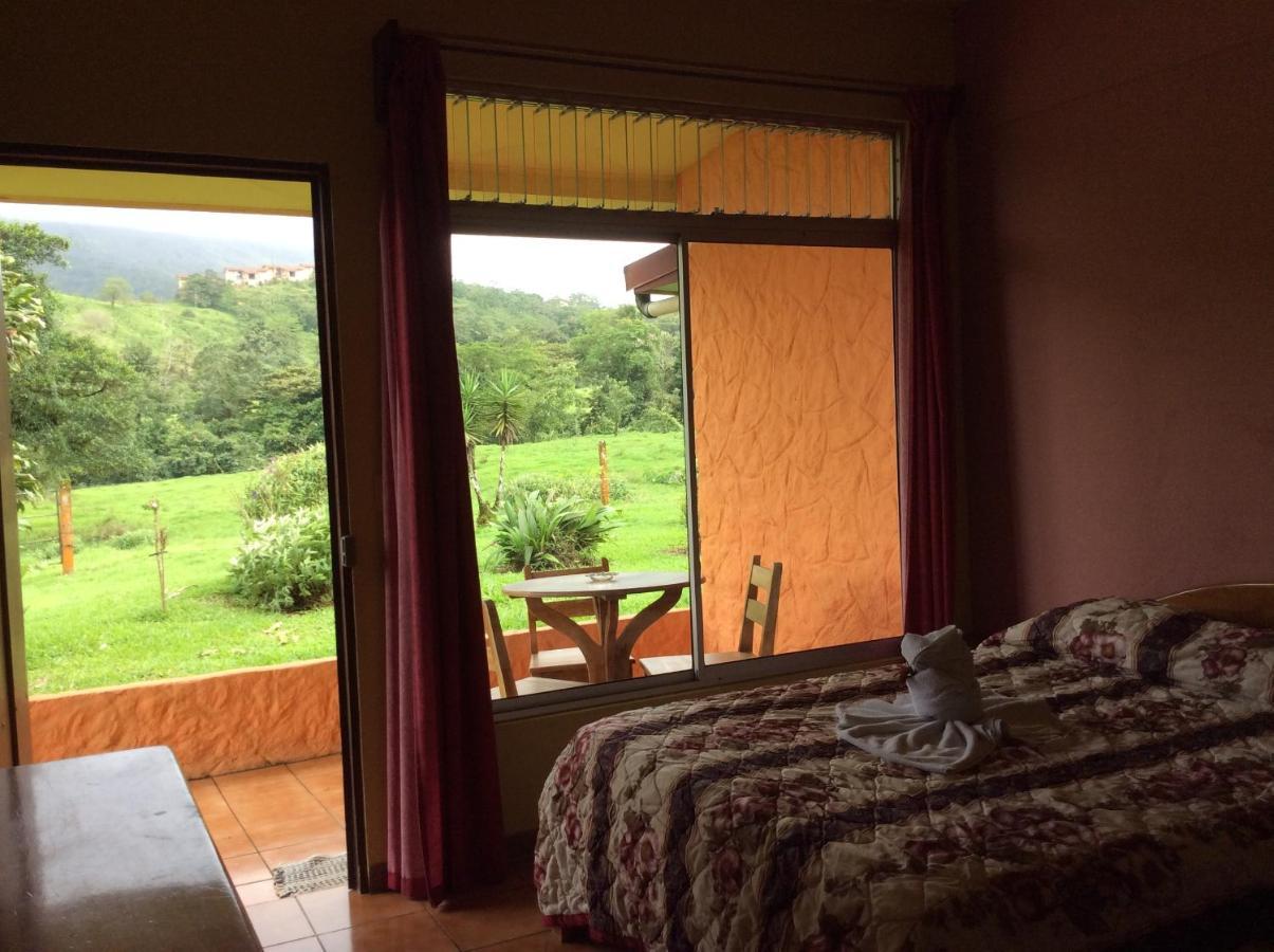 Cabinas Los Guayabos Hotel La Fortuna Bagian luar foto