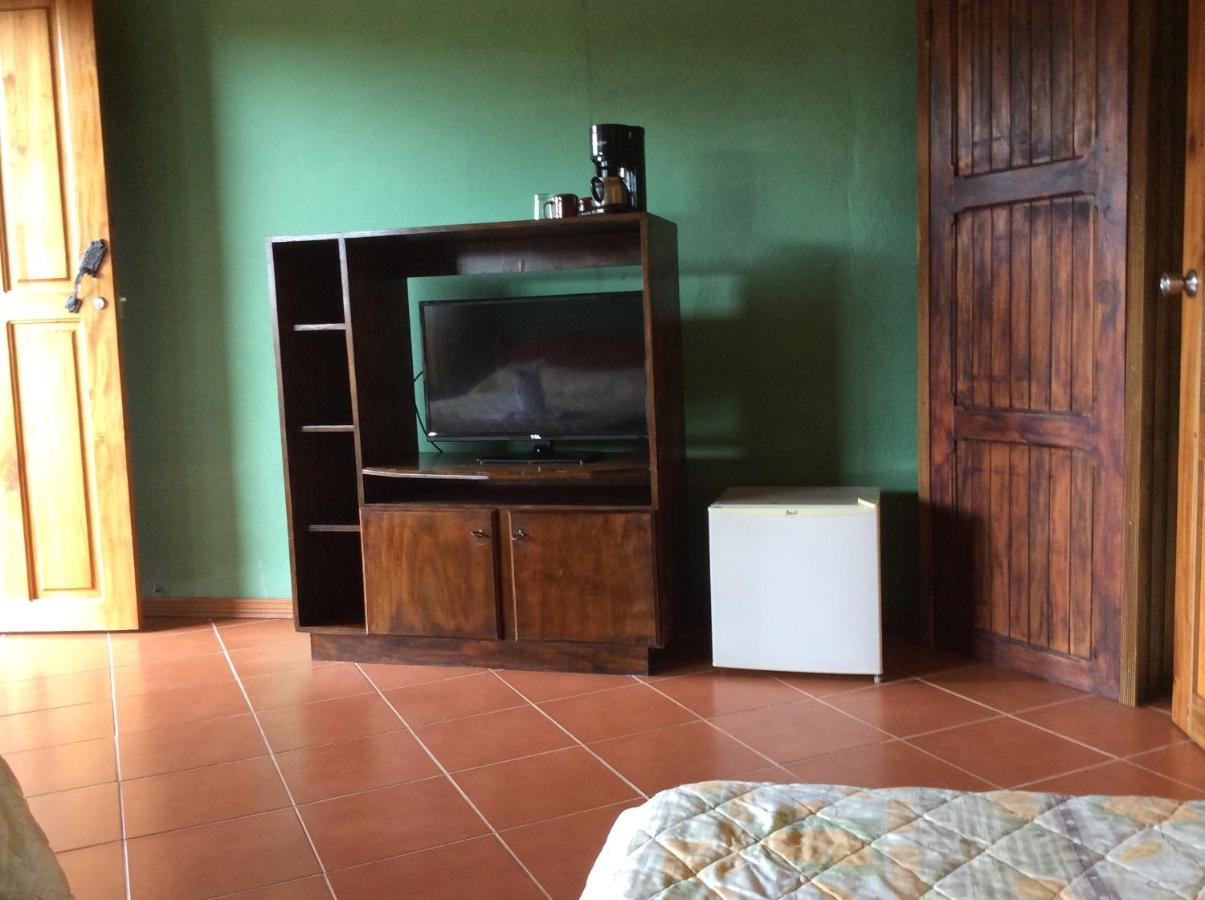 Cabinas Los Guayabos Hotel La Fortuna Bagian luar foto